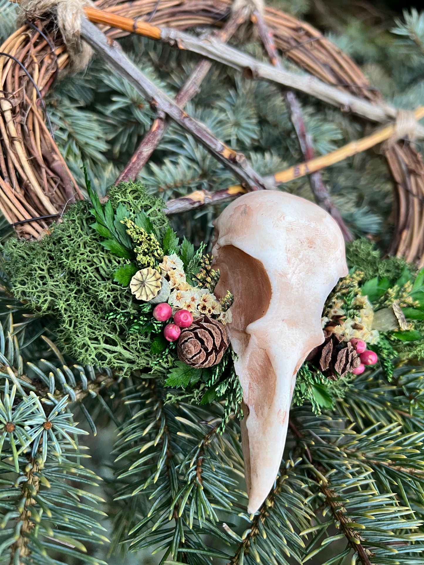 Kranz mit Vogelschädel aus Kunstharz und Blumen