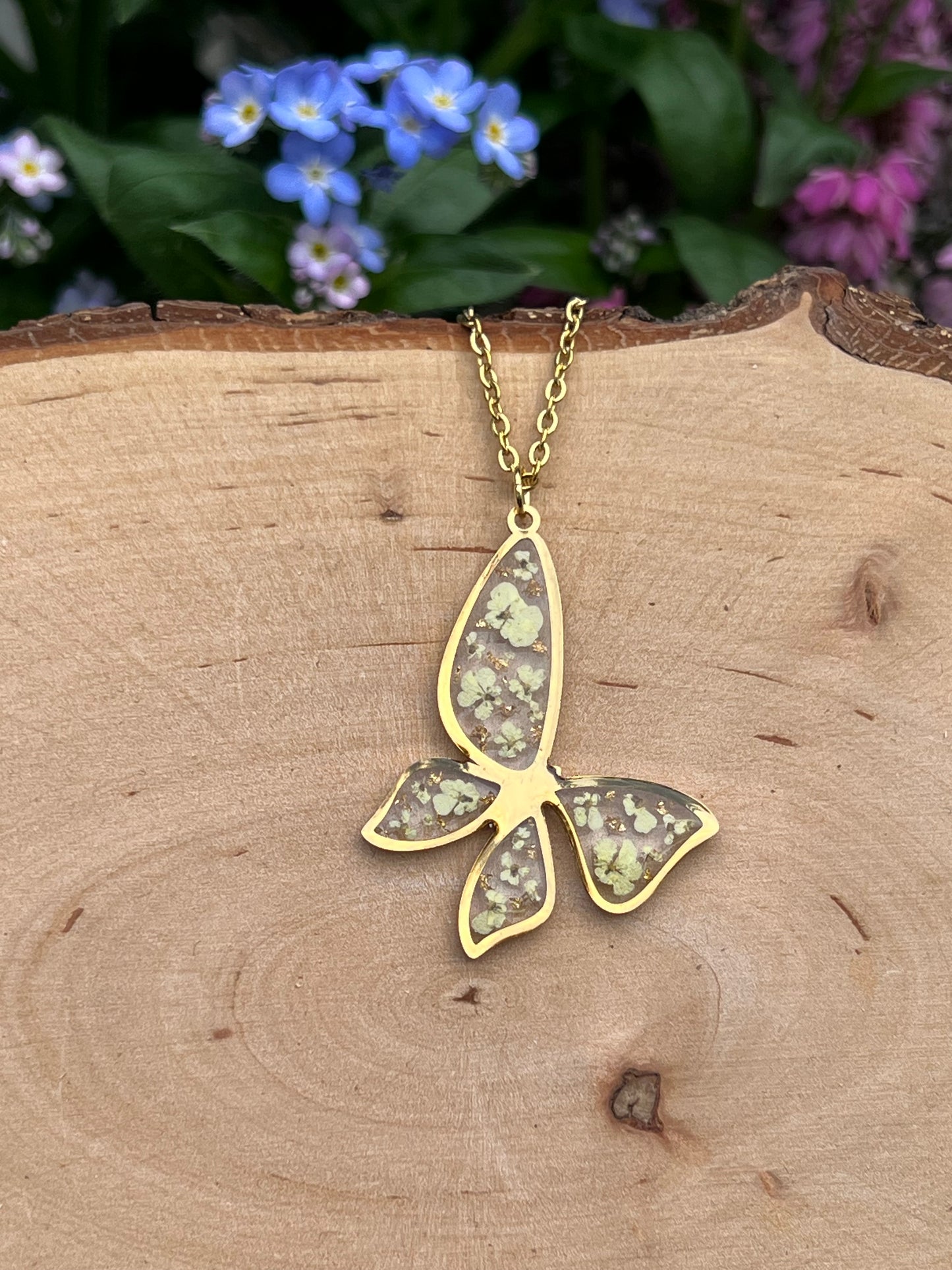 Queen Anne Lace Blüten Haslkette mit Goldflocken in Schmetterlingsform Gold