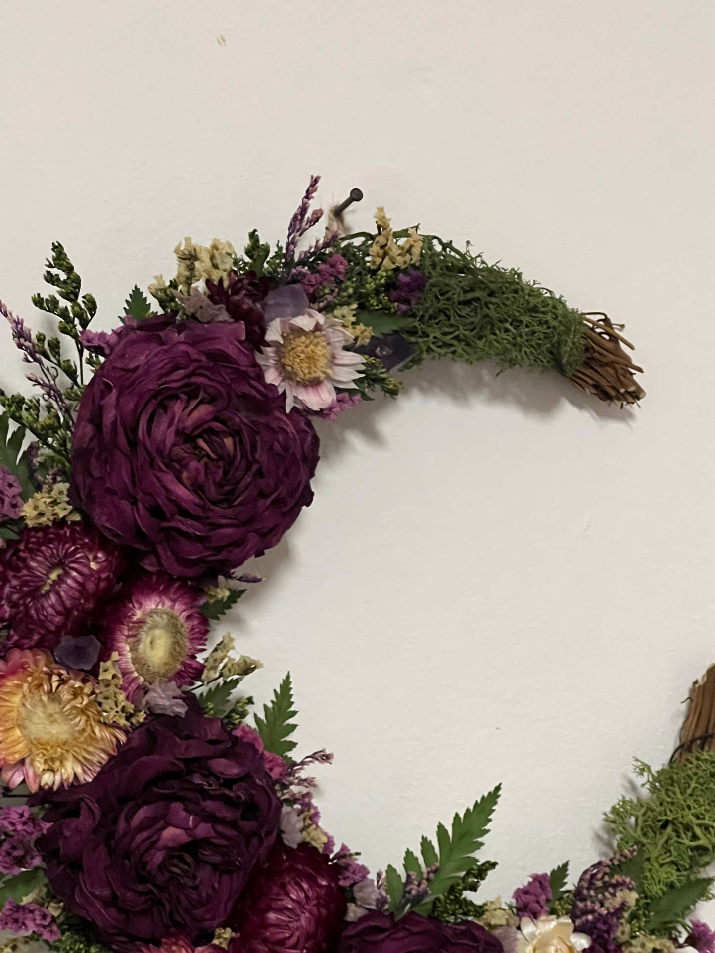 Mondkranz mit Blumen und Amethysten