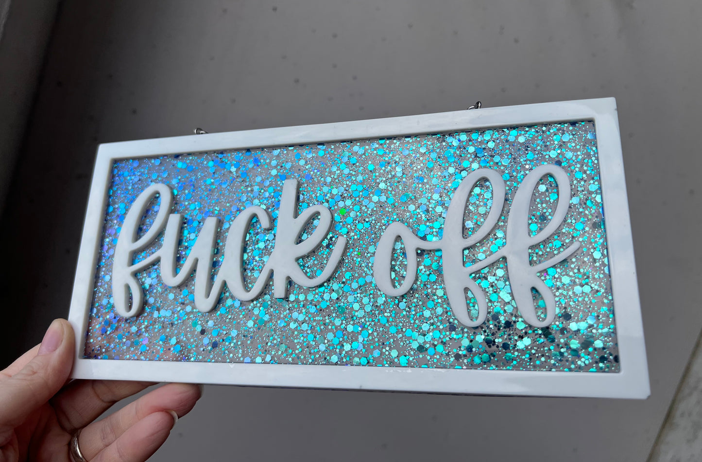 Fuck off Schild mit Glitzer Blau