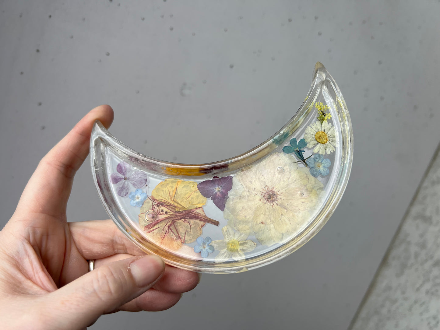 Mondschale mit Blüten