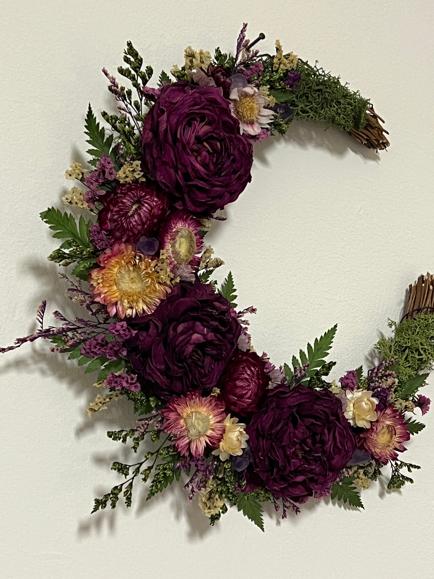 Mondkranz mit Blumen und Amethysten