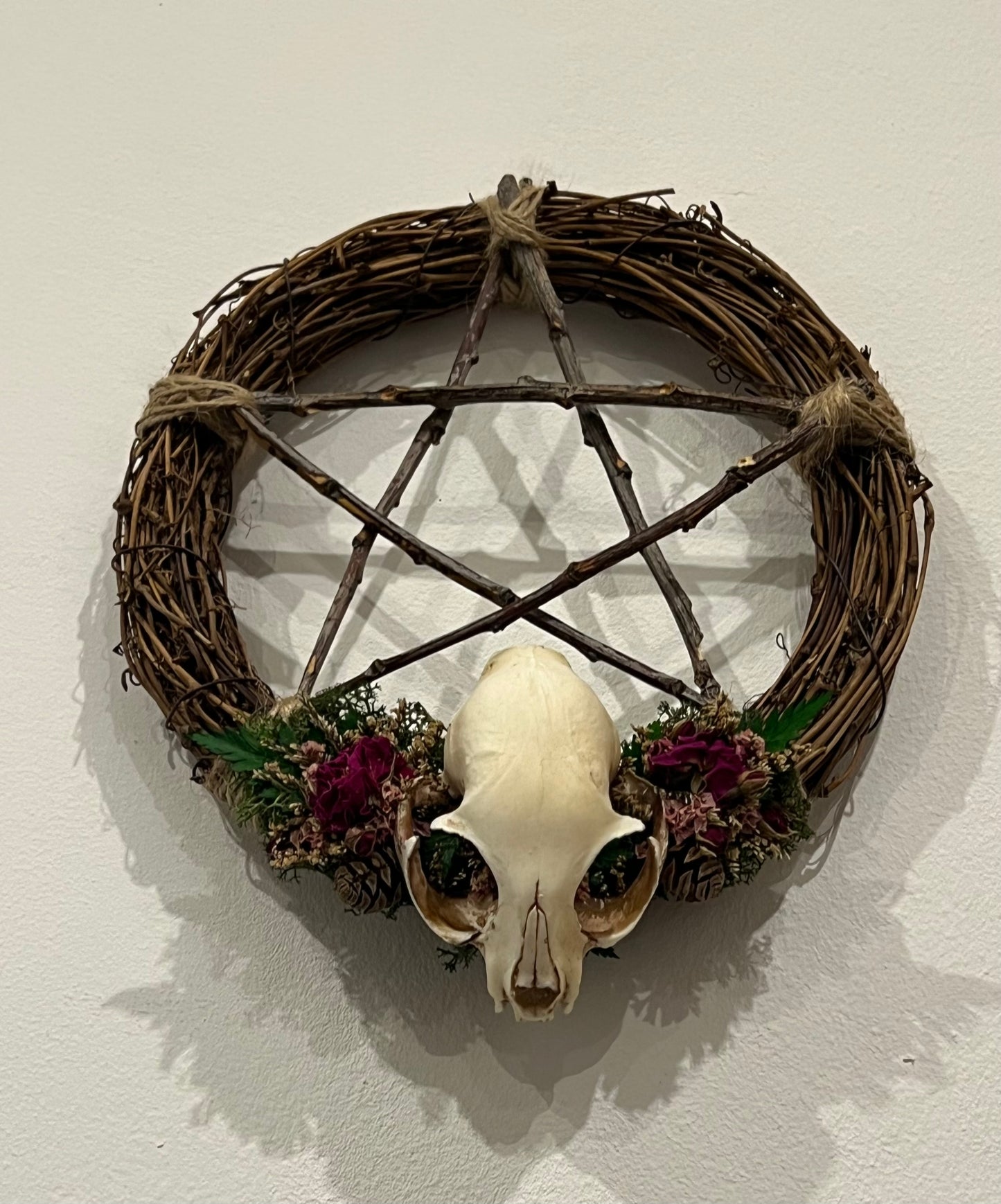 Kranz mit Katzenschädel aus Kunstharz, Rosen, Blumen, Samen und farn