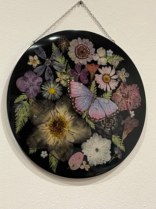 Resinbild mit echten Blumen und einem Schmetterling aus Papier