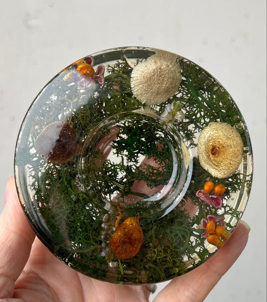 Teelicht mit Pilzen, Moos und Blumen