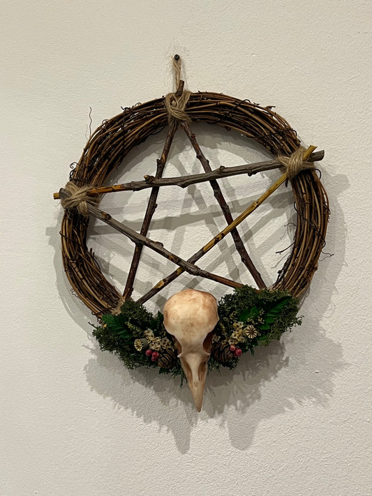 Kranz mit Vogelschädel aus Kunstharz und Blumen