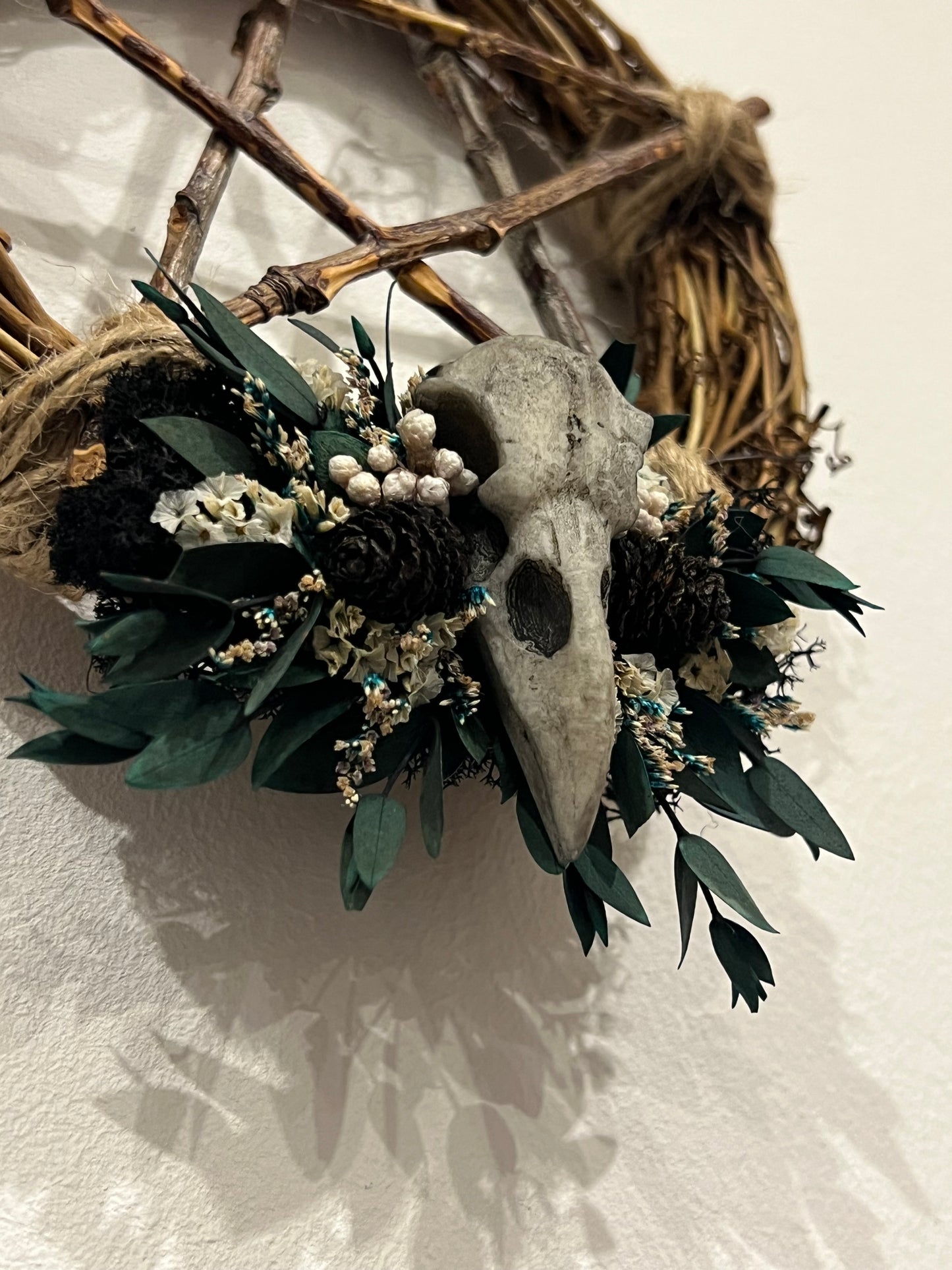 Kranz mit Vogelschädel und Blumen
