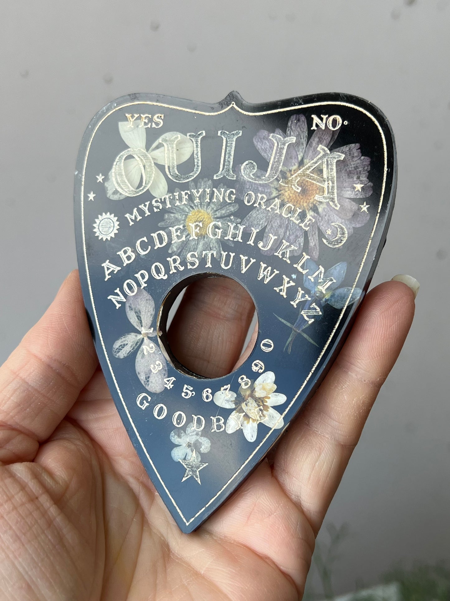 Quija Planchette mit Blumen