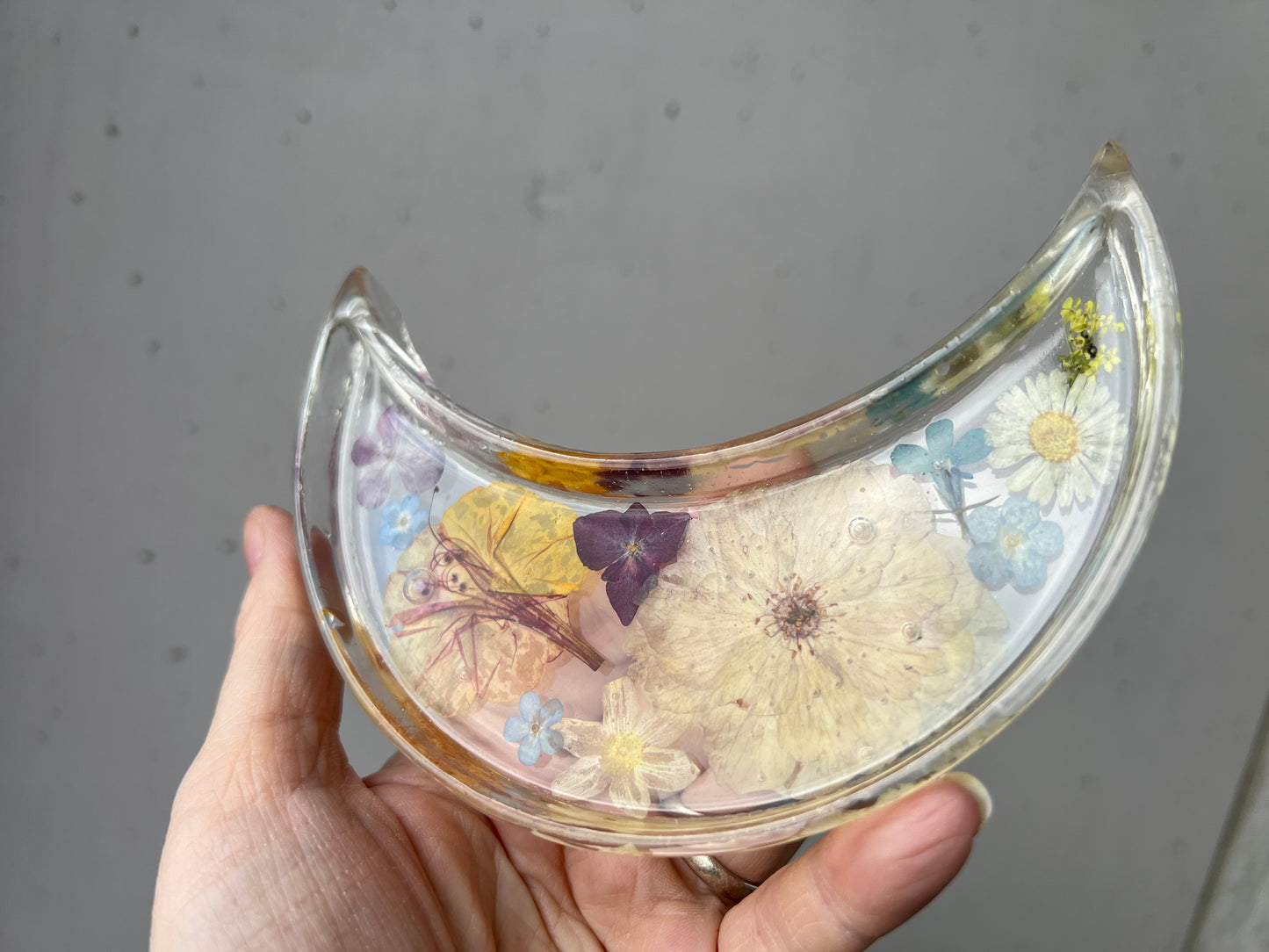 Mondschale mit Blüten