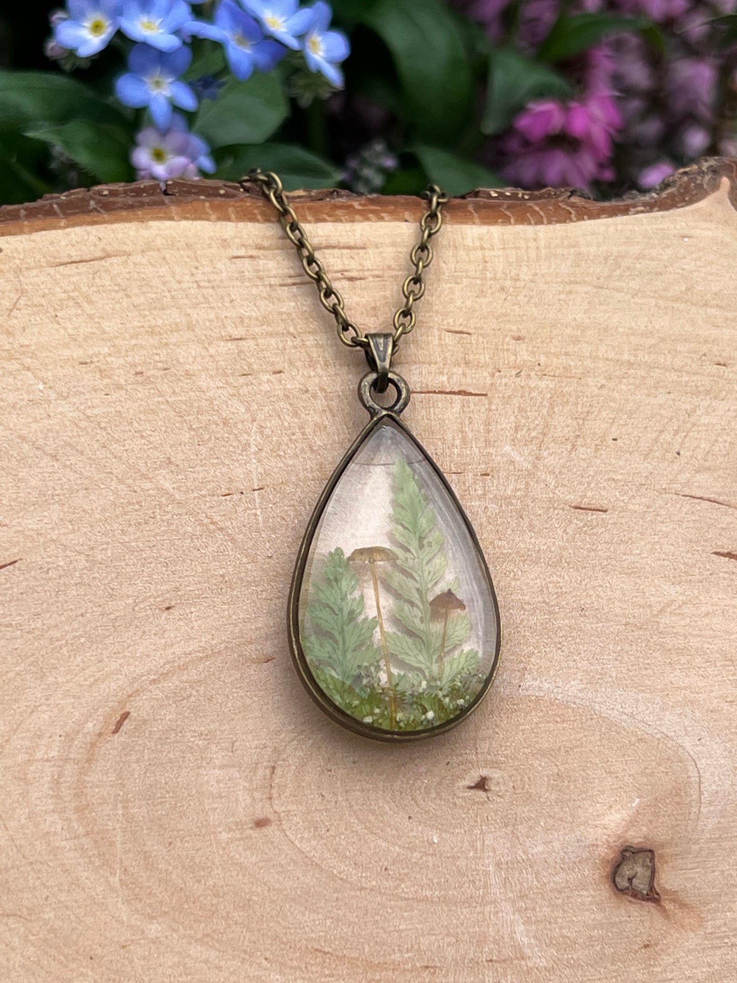 Pilz Halskette mit Farn und Wildblüten Bronze