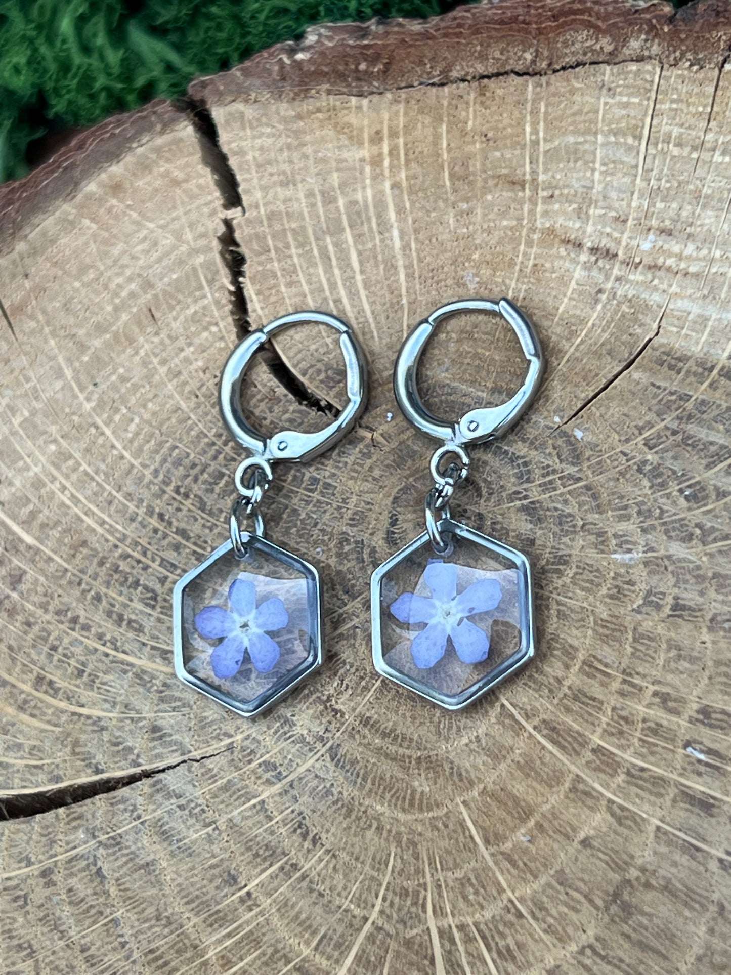 Vergissmeinnicht Ohrringe in Lila & Hexagon Form