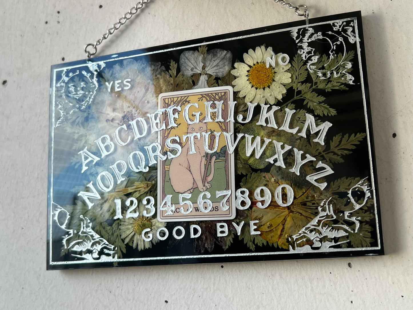 Quija Board mit echten Blumen und Katzentarotkarte