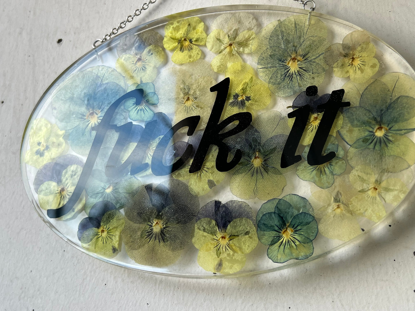 Fuck it Schild mit Viola Blüten