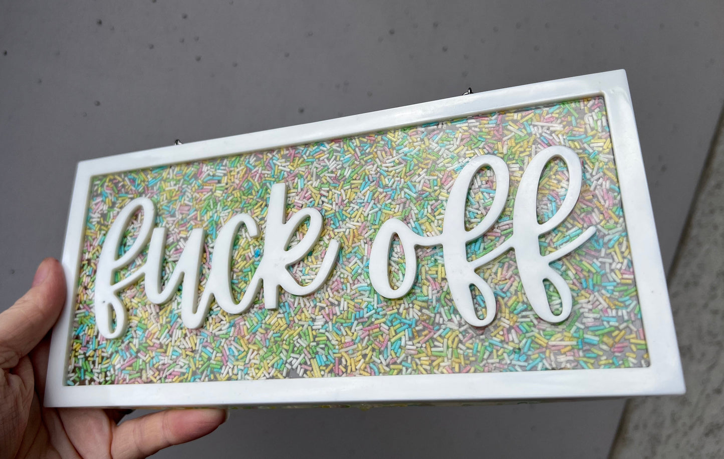 Fuck Off Schild mit Zuckerstreusel