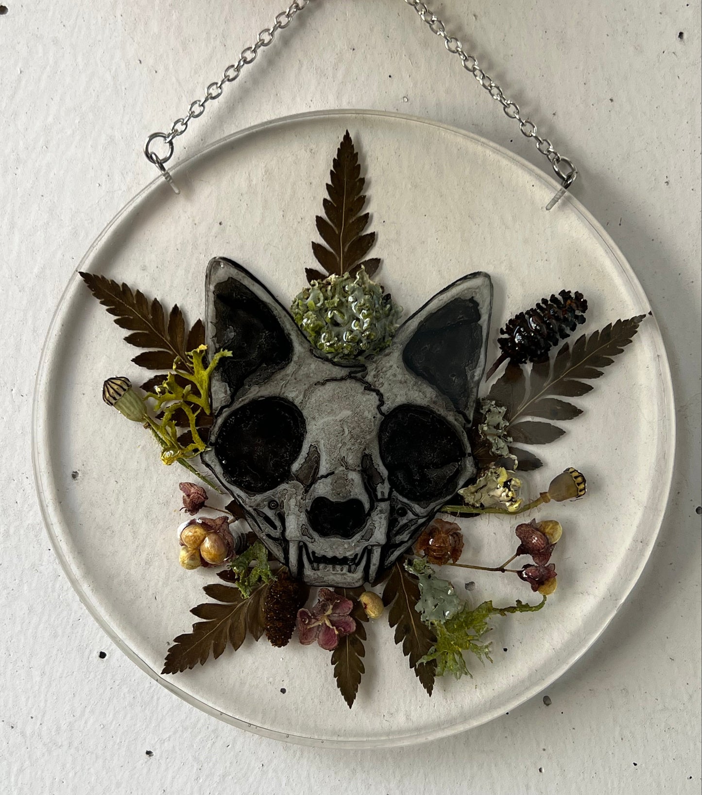 Wandbild mit Katzenschädel aus Harz, Beeren & Co.