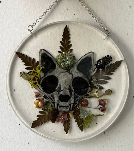 Wandbild mit Katzenschädel aus Harz, Beeren & Co.