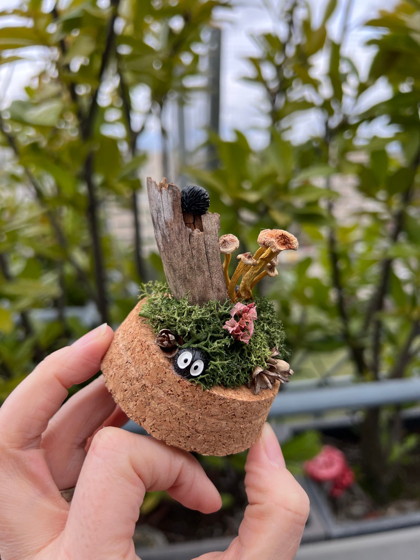 Miniatur Welt mit Russmännchen und Pilzen