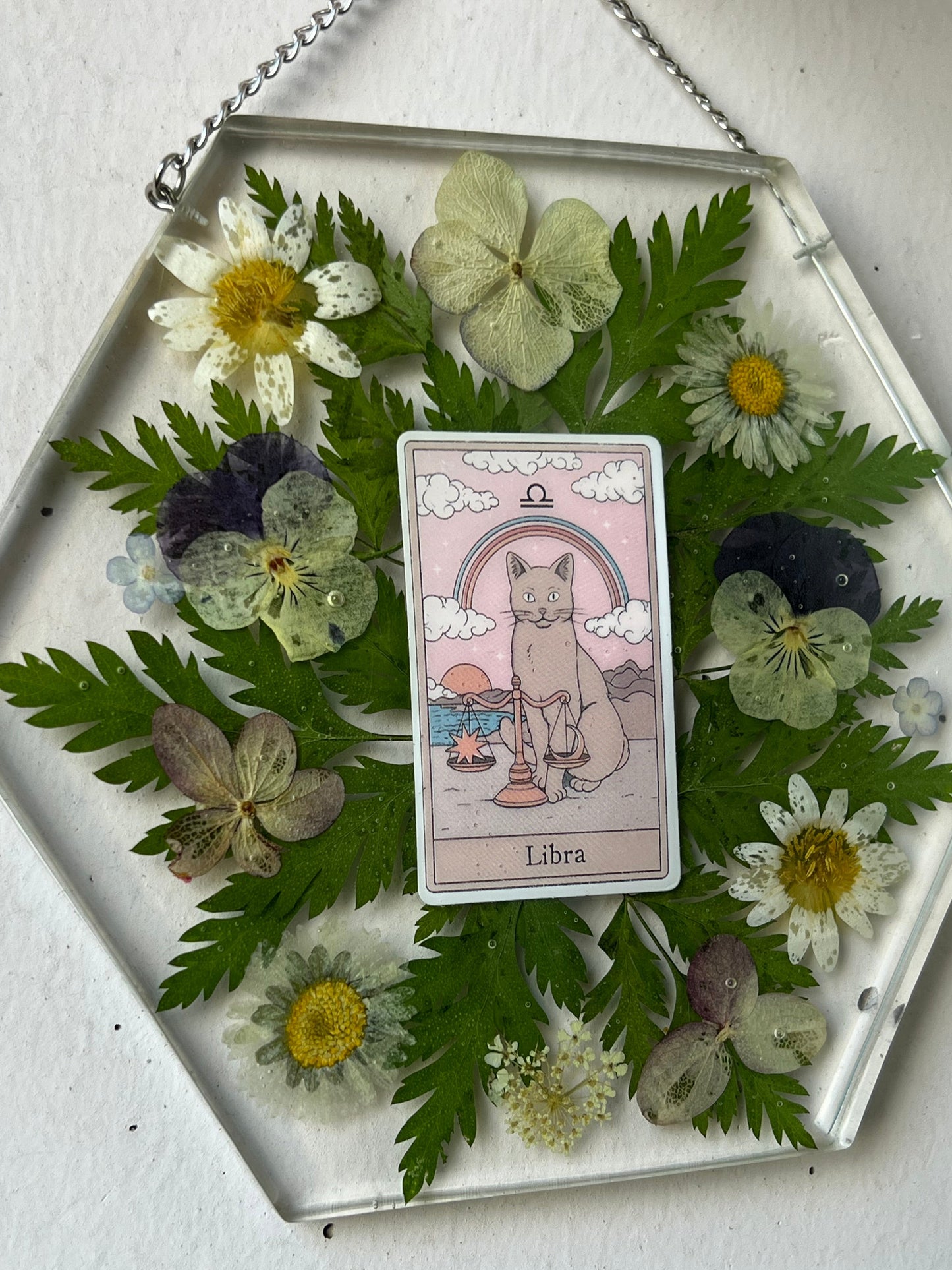 Wandbild mit Katzentarotkarte und Blumen