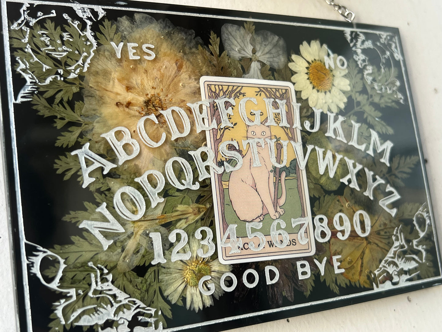 Quija Board mit echten Blumen und Katzentarotkarte