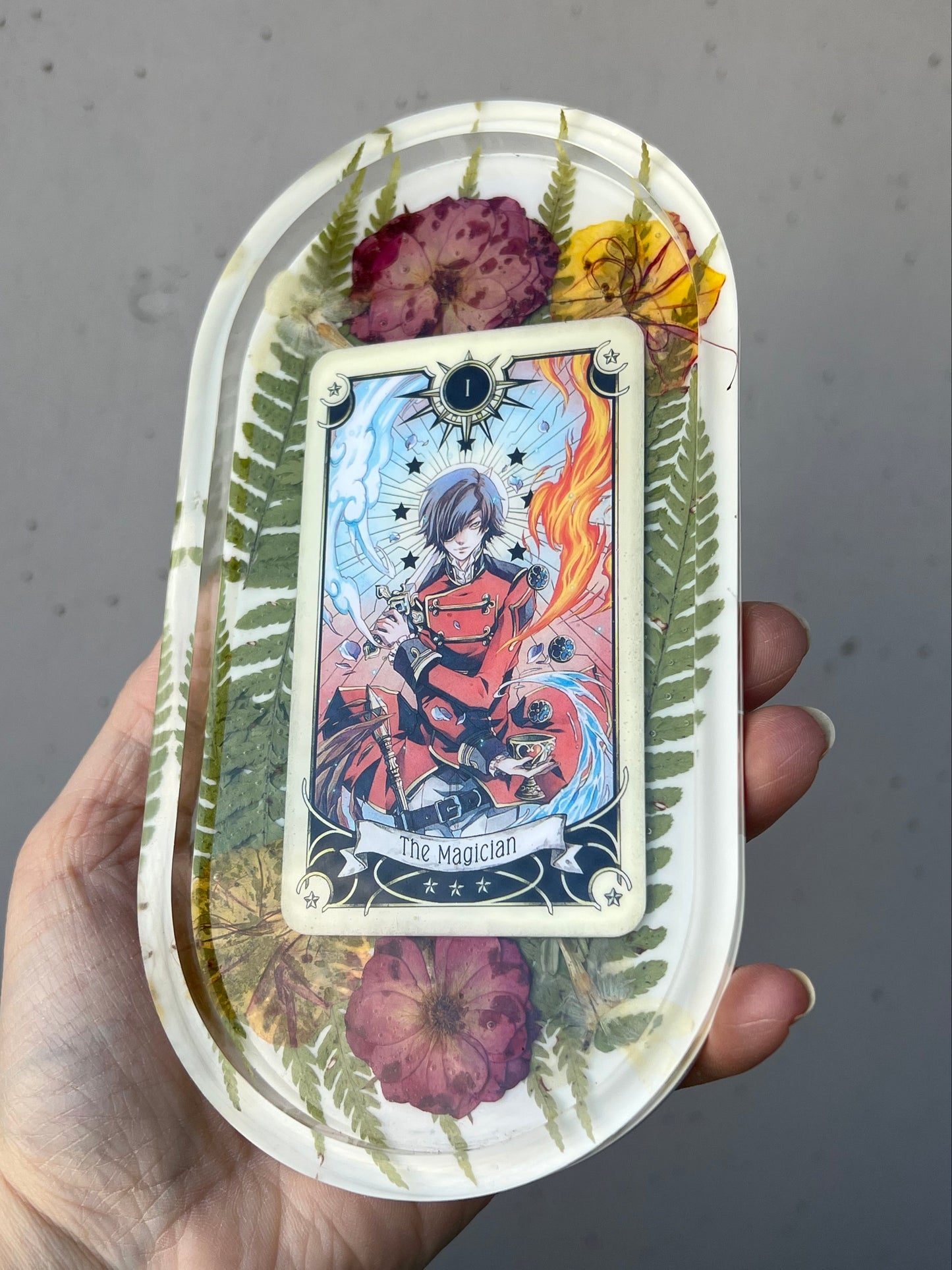 Schmuckschale mit Tarotkarte, echten Blumen und Farn