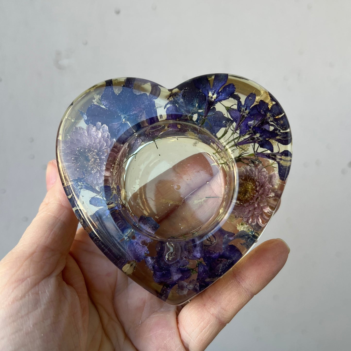Teelichthalter in Herzform mit Blumen lila/blau