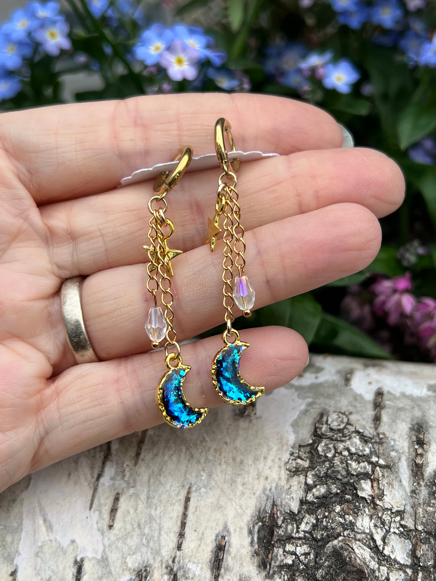 Mond Ohrringe mit Charms & Perlen Gold
