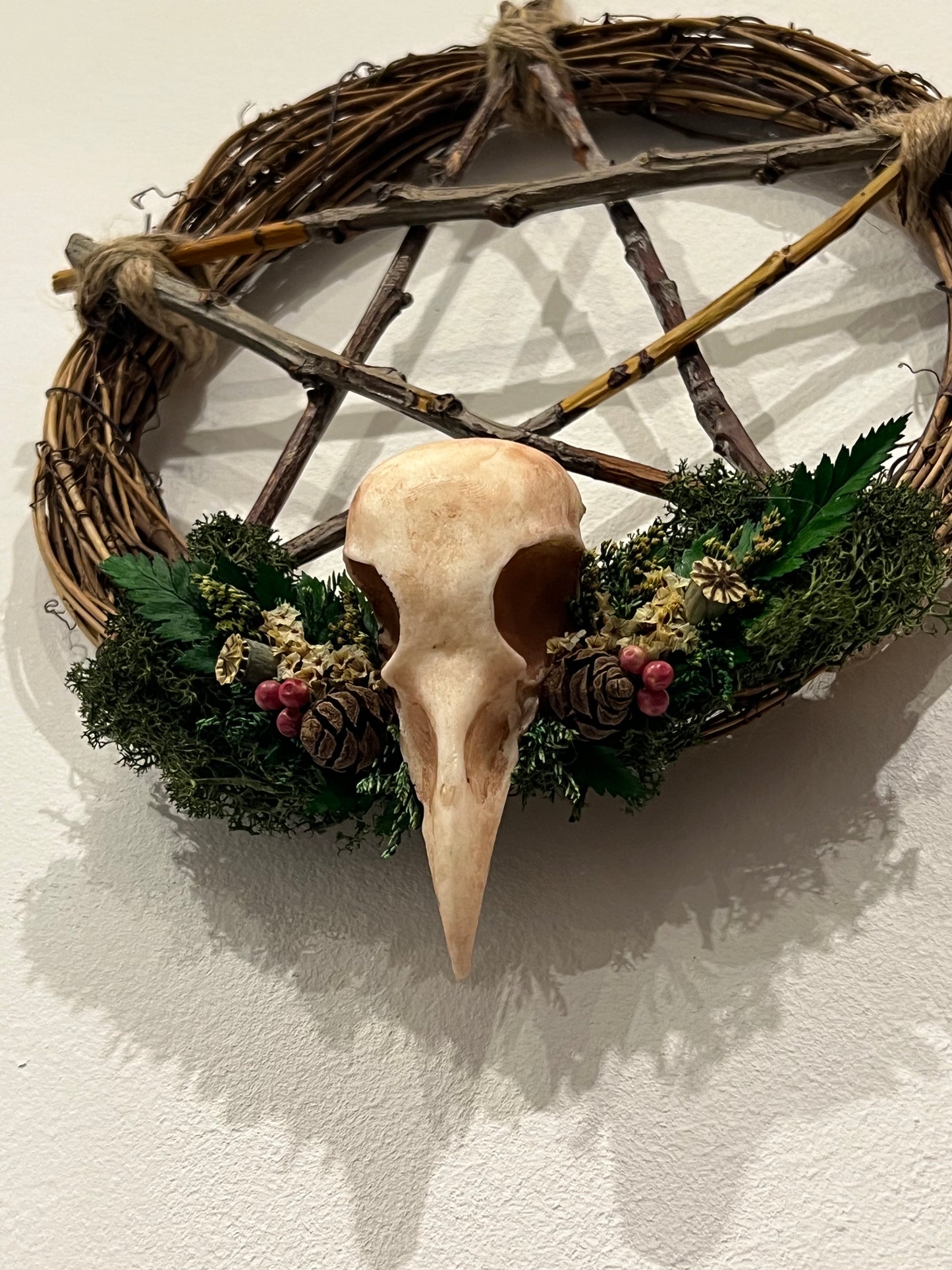 Kranz mit Vogelschädel aus Kunstharz und Blumen