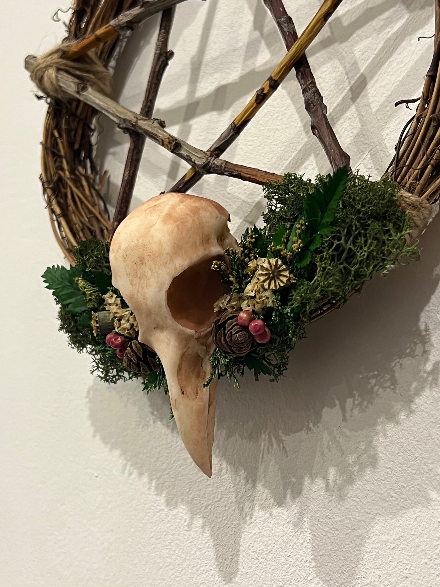 Kranz mit Vogelschädel aus Kunstharz und Blumen