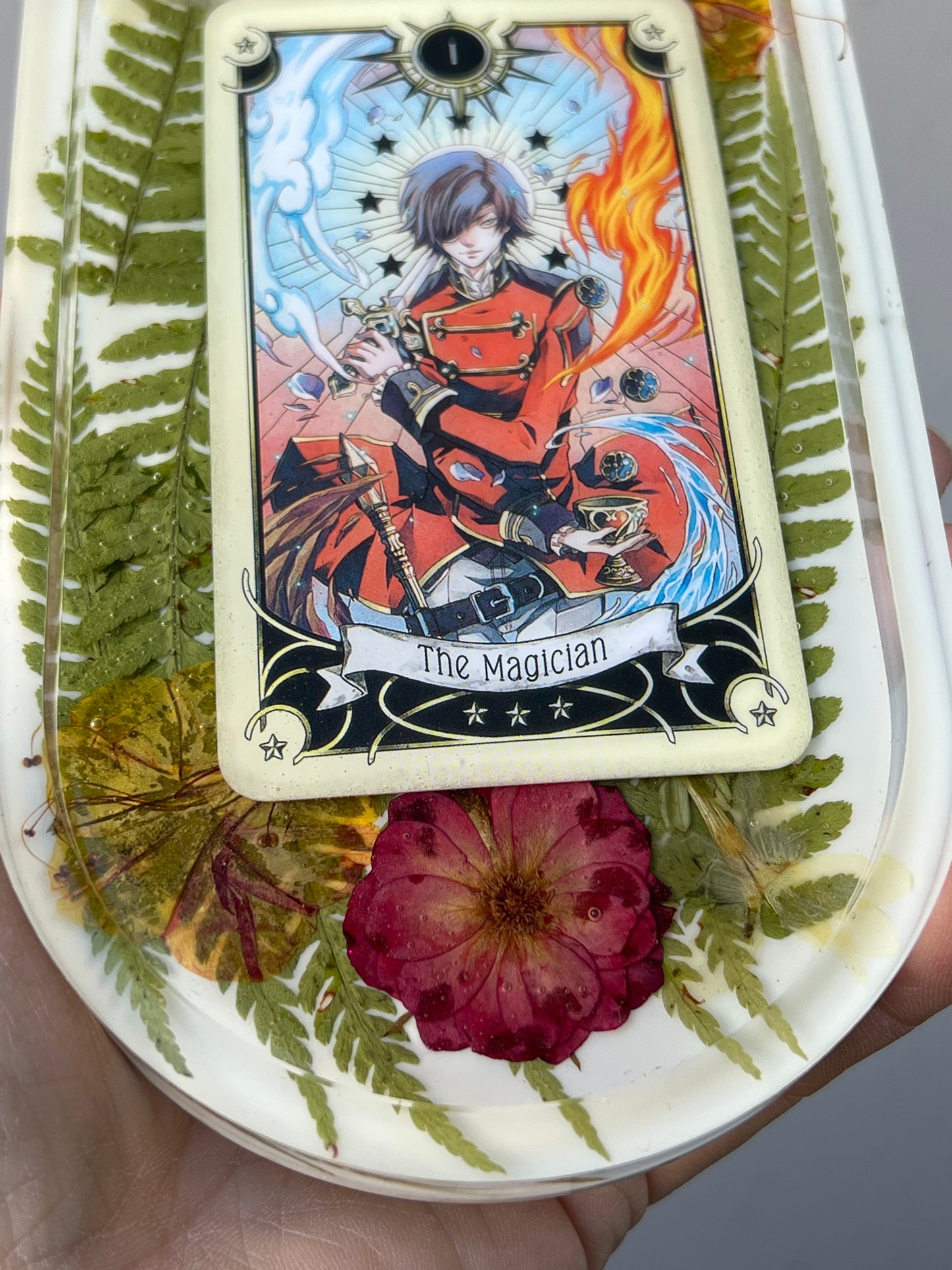 Schmuckschale mit Tarotkarte, echten Blumen und Farn