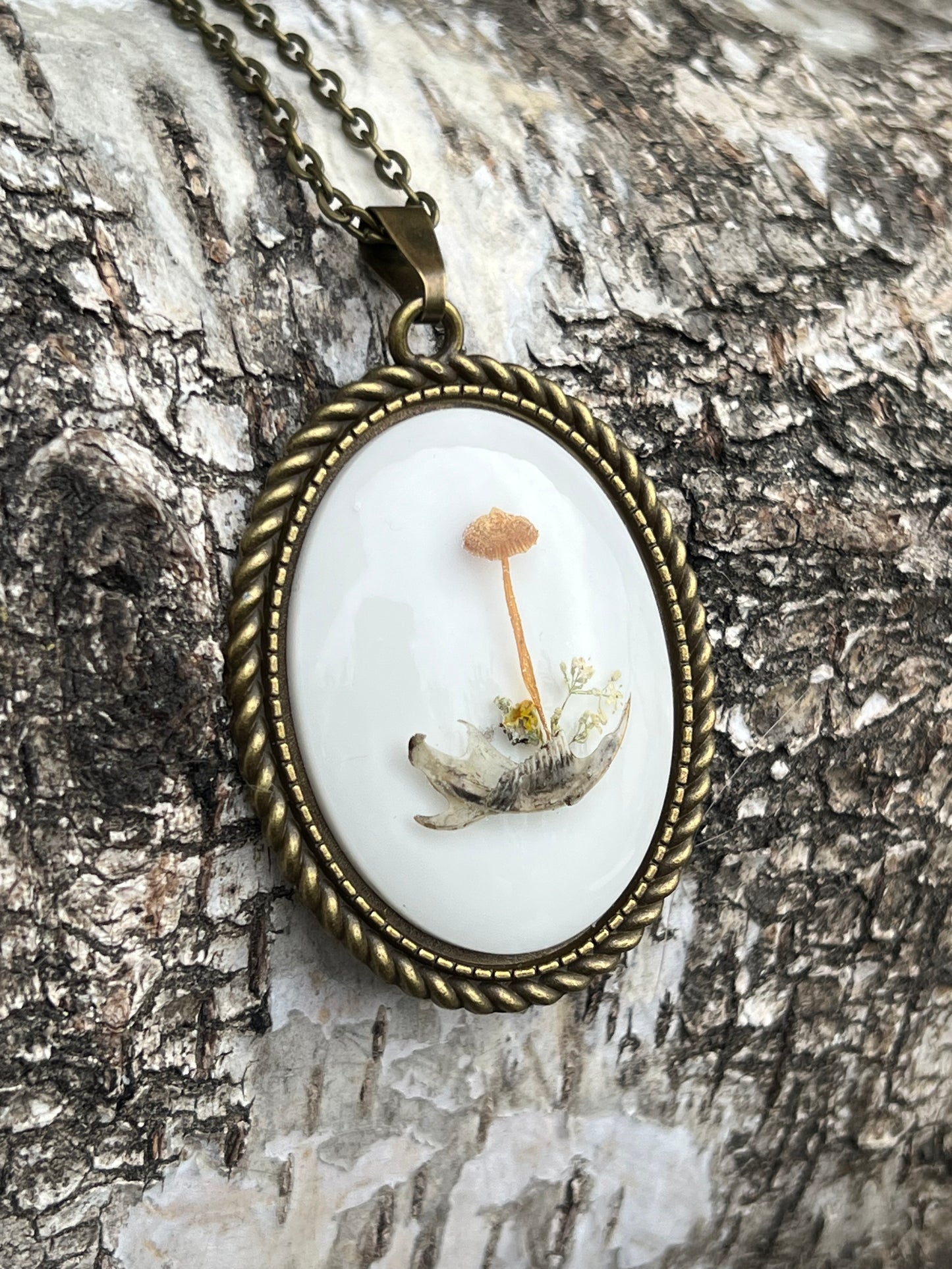 Mauskiefer Halskette mit Pilz, Flechten & Wildblumen Bronze