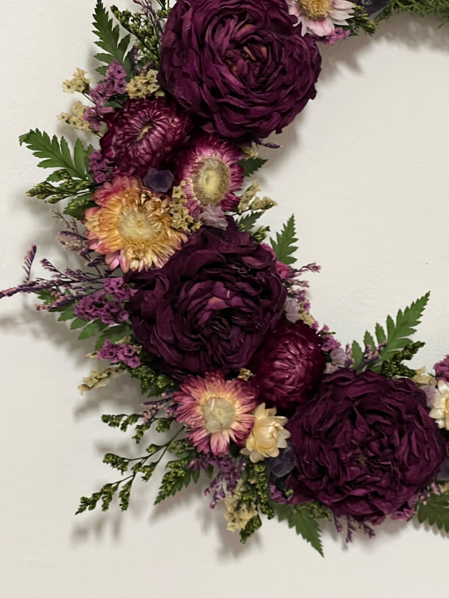 Mondkranz mit Blumen und Amethysten