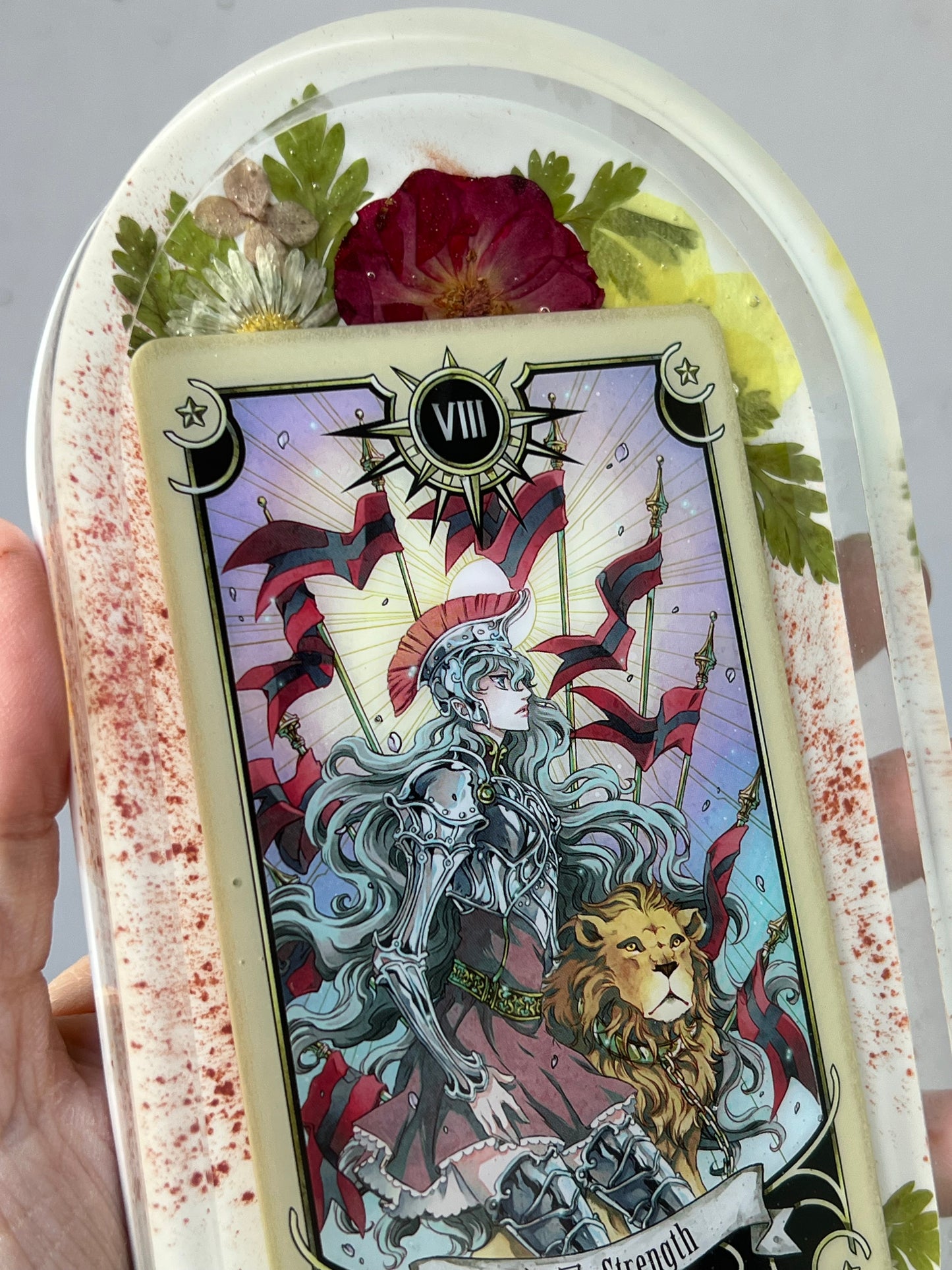 Schmuckschale mit Tarotkarte, echten Blumen und Farn