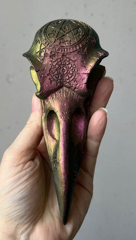 Rabenschädel aus Kunstharz schimmernd