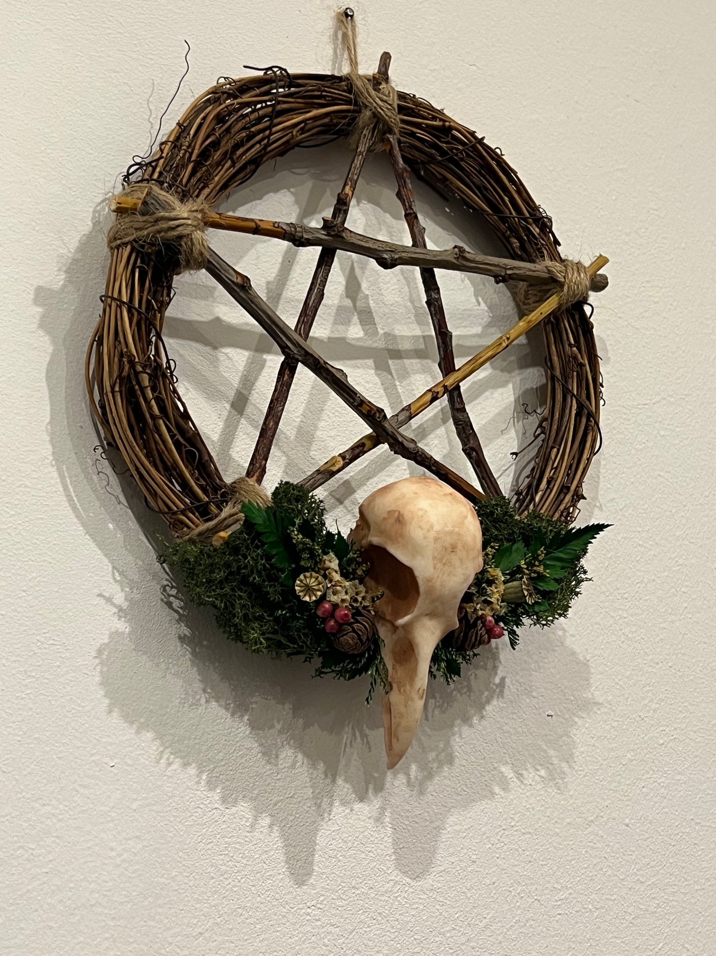Kranz mit Vogelschädel aus Kunstharz und Blumen