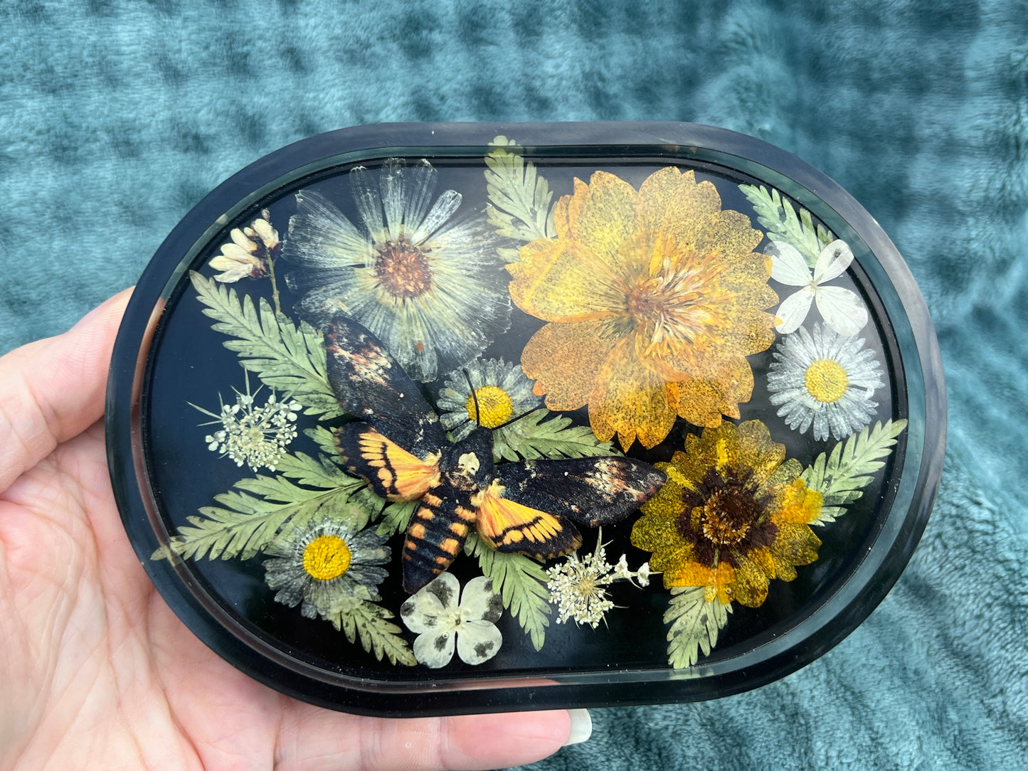 Schale mit Blumen und falscher Totenkopfmotte