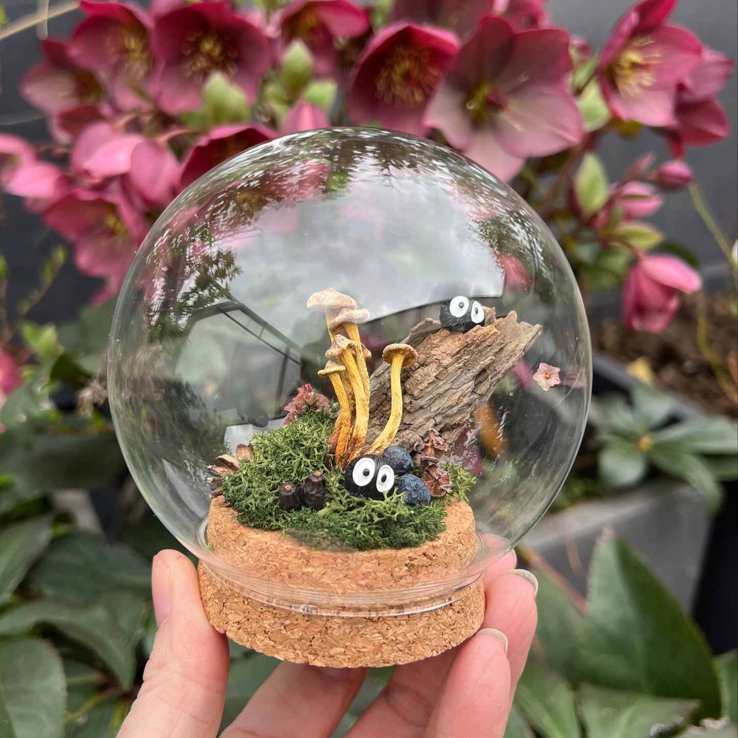 Miniatur Welt mit Russmännchen und Pilzen