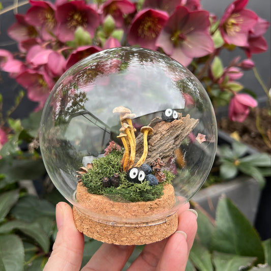 Miniatur Welt mit Russmännchen und Pilzen