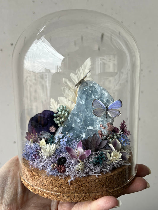 Diorama mit Celestit Kristall, Schmetterlingen & Blumen