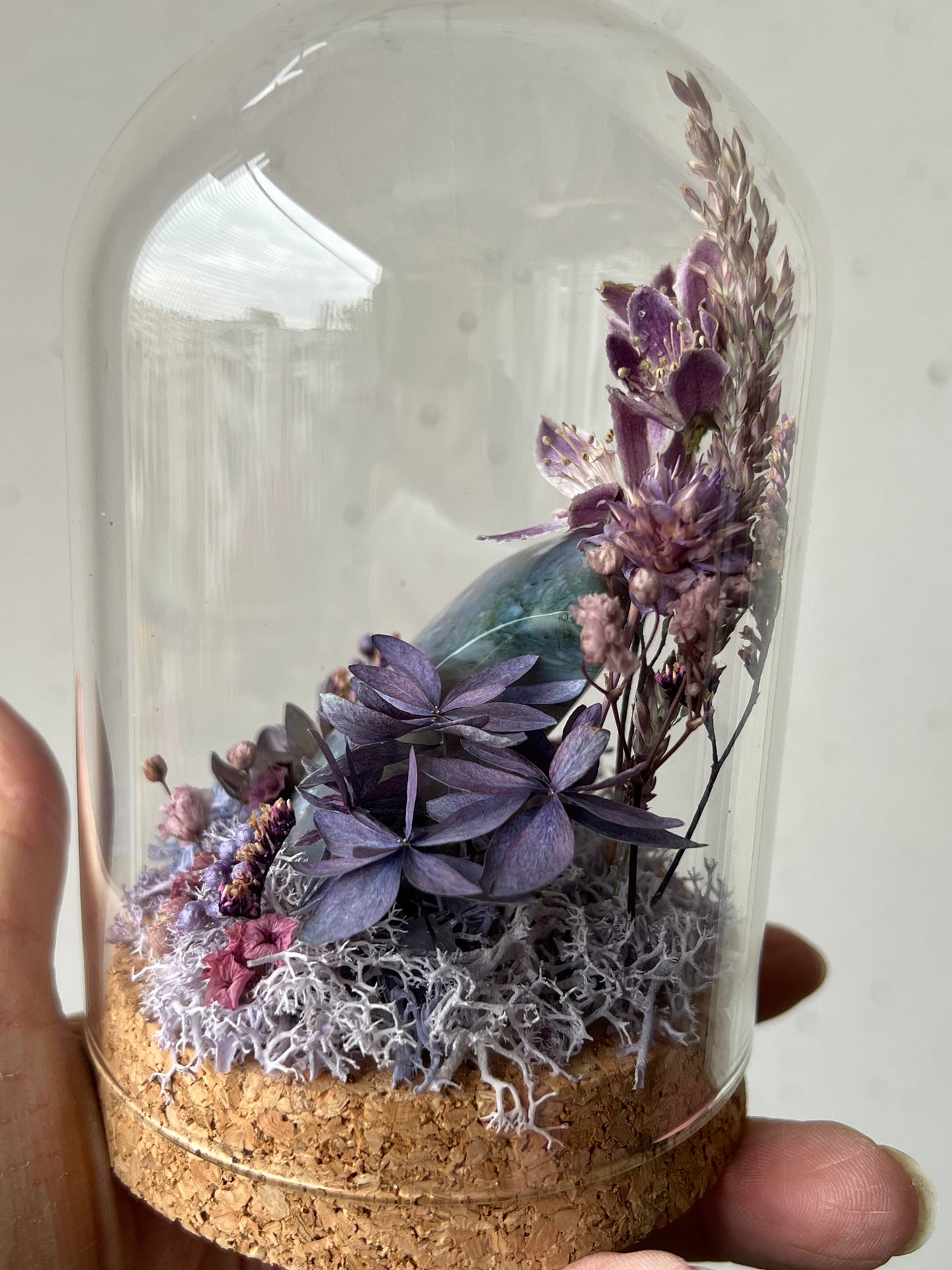 Diorama mit Achatmond und Blumen