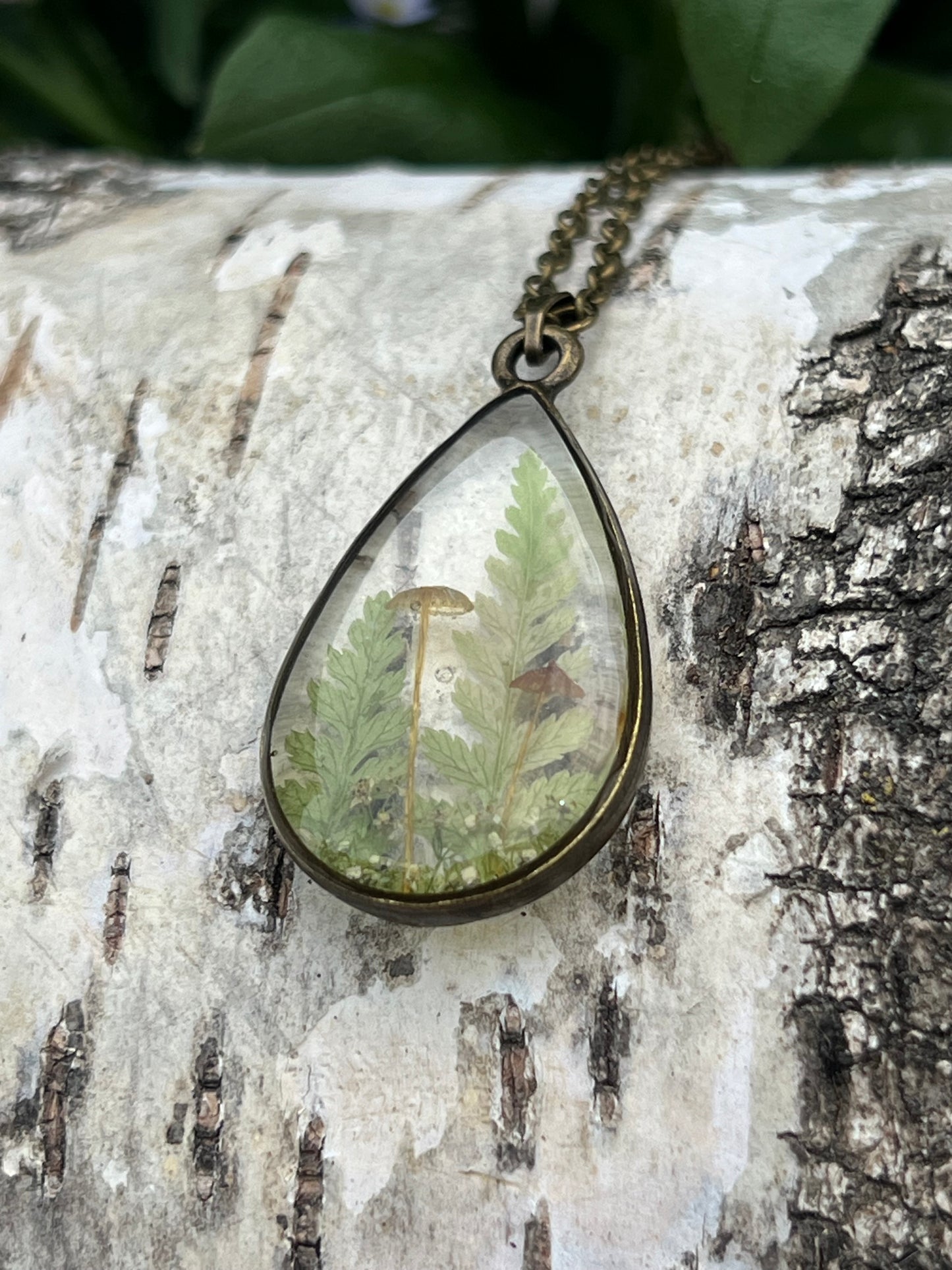Pilz Halskette mit Farn und Wildblüten Bronze