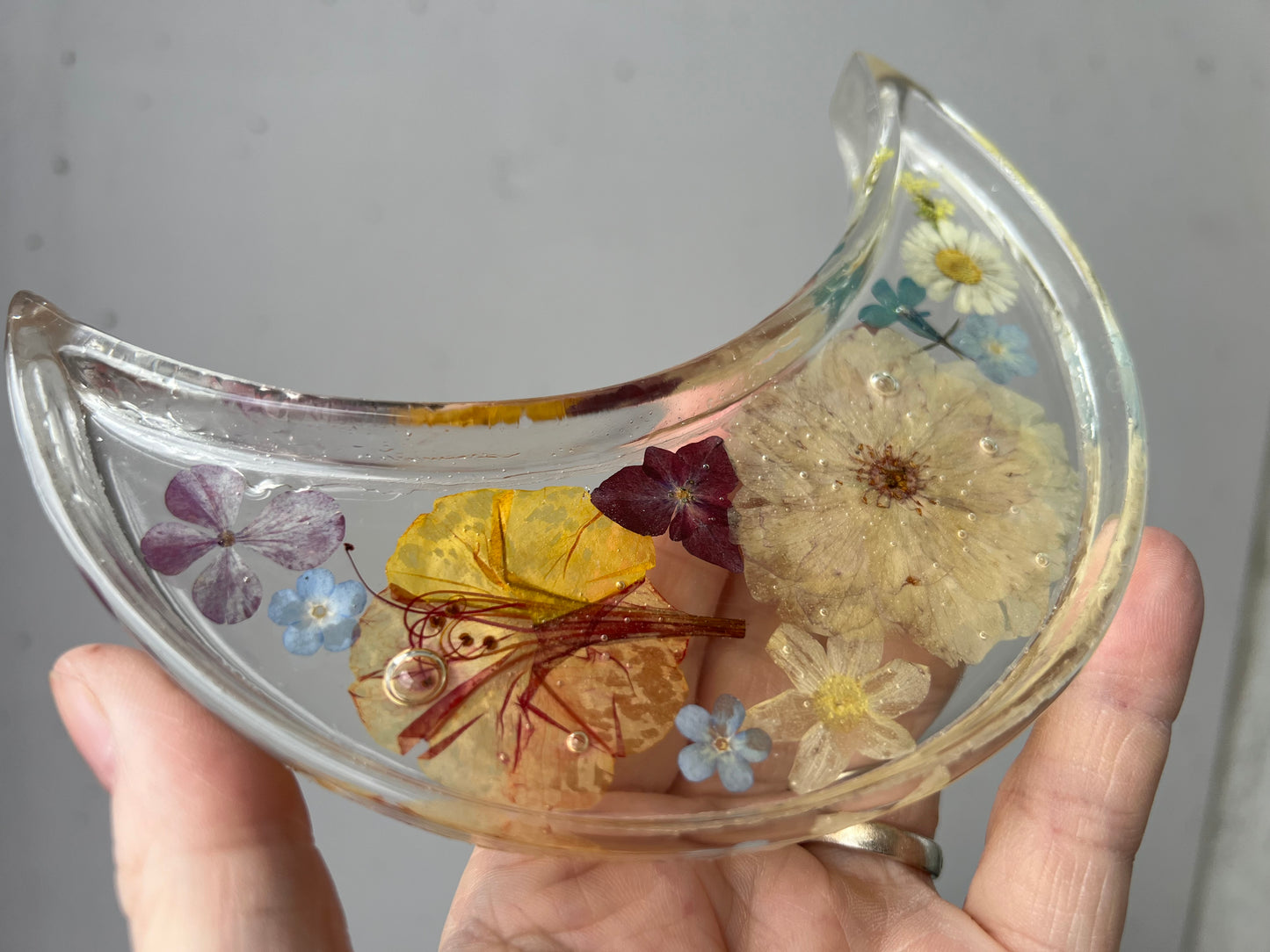 Mondschale mit Blüten