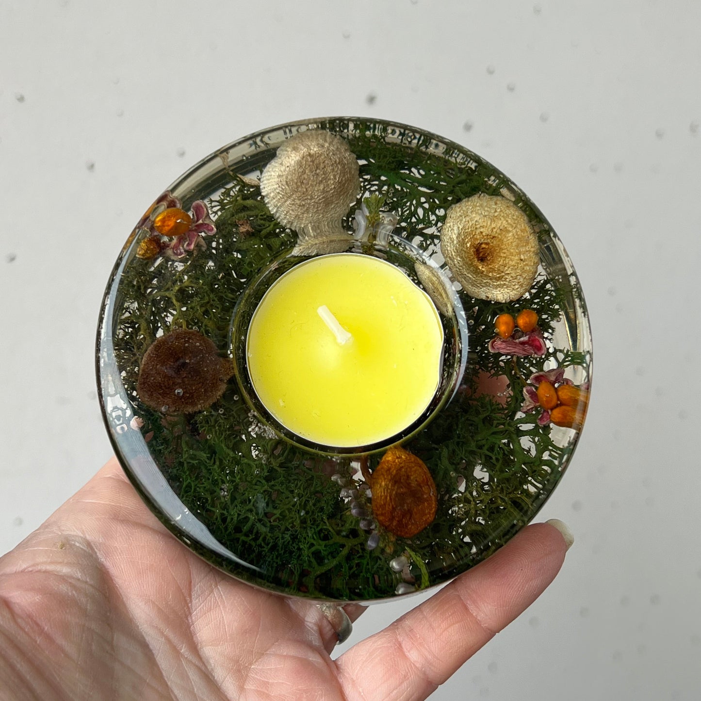 Teelicht mit Pilzen, Moos und Blumen