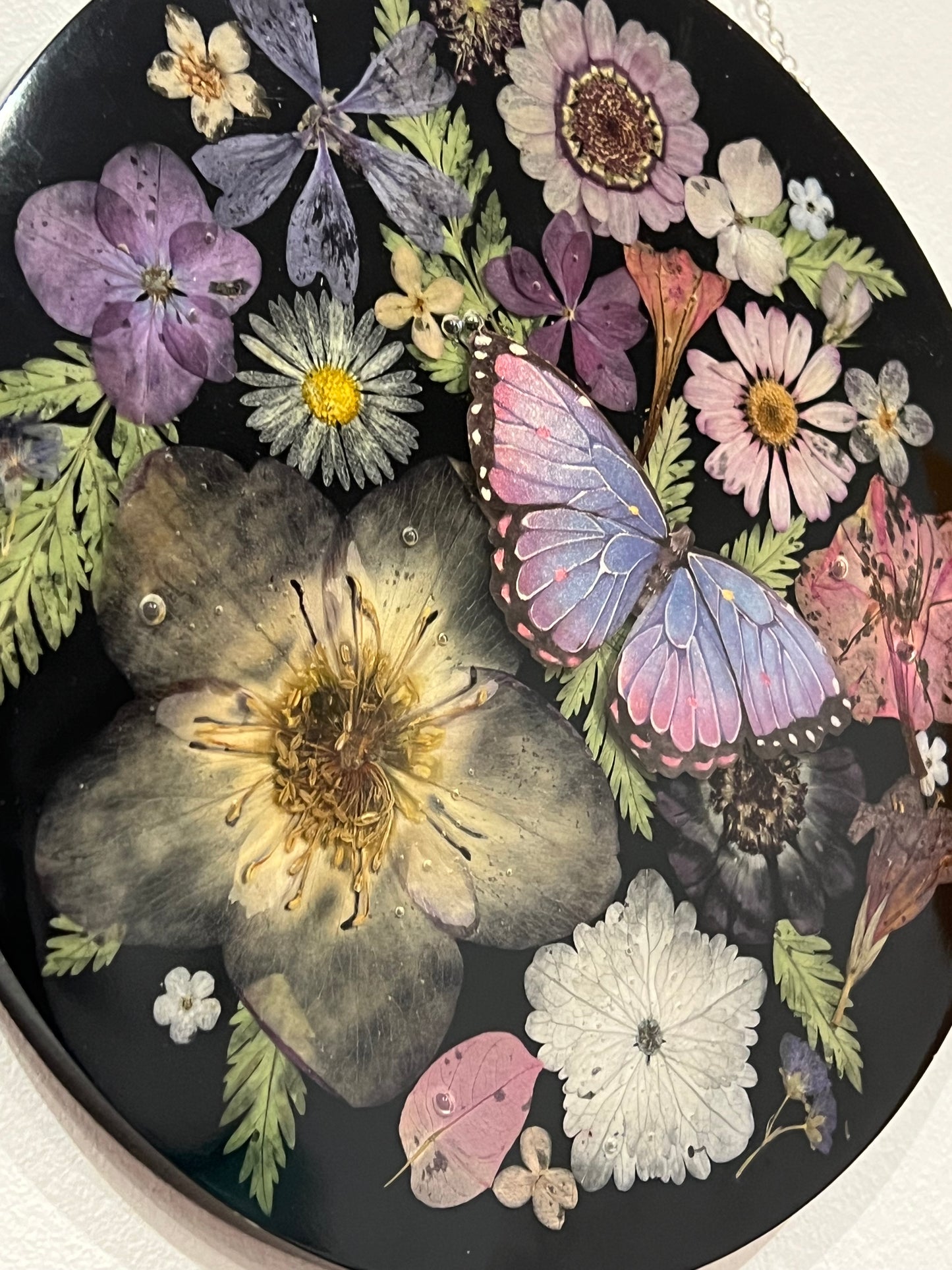 Resinbild mit echten Blumen und einem Schmetterling aus Papier