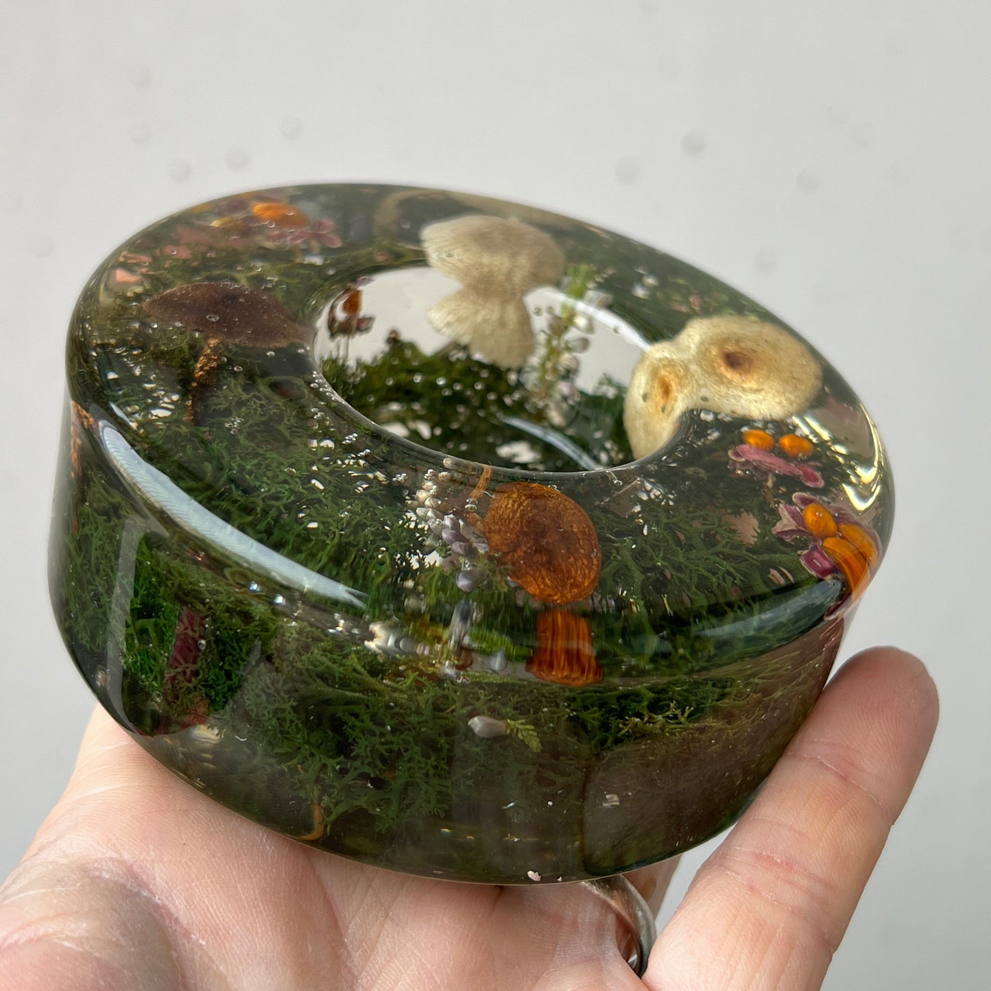 Teelicht mit Pilzen, Moos und Blumen