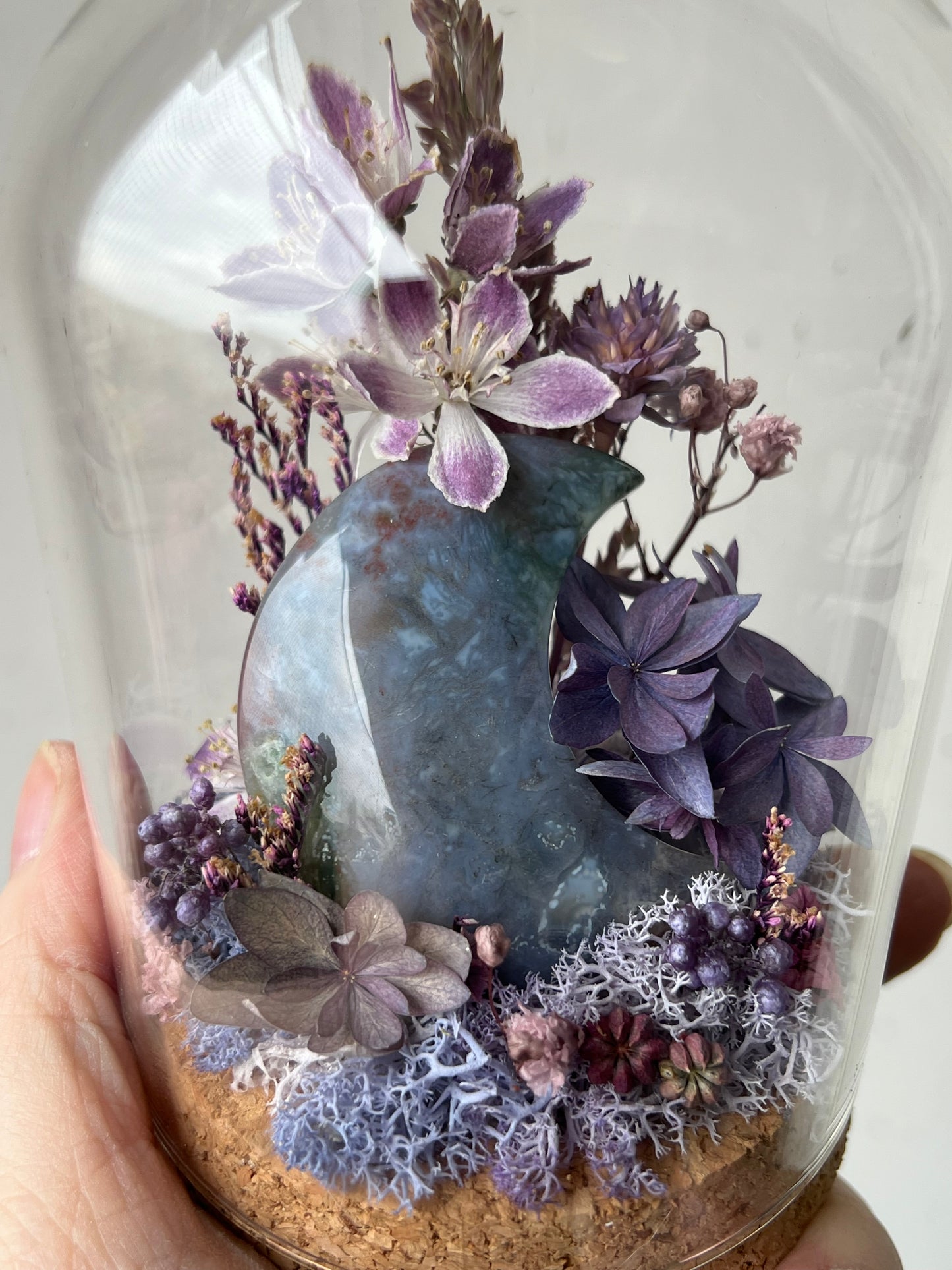 Diorama mit Achatmond und Blumen