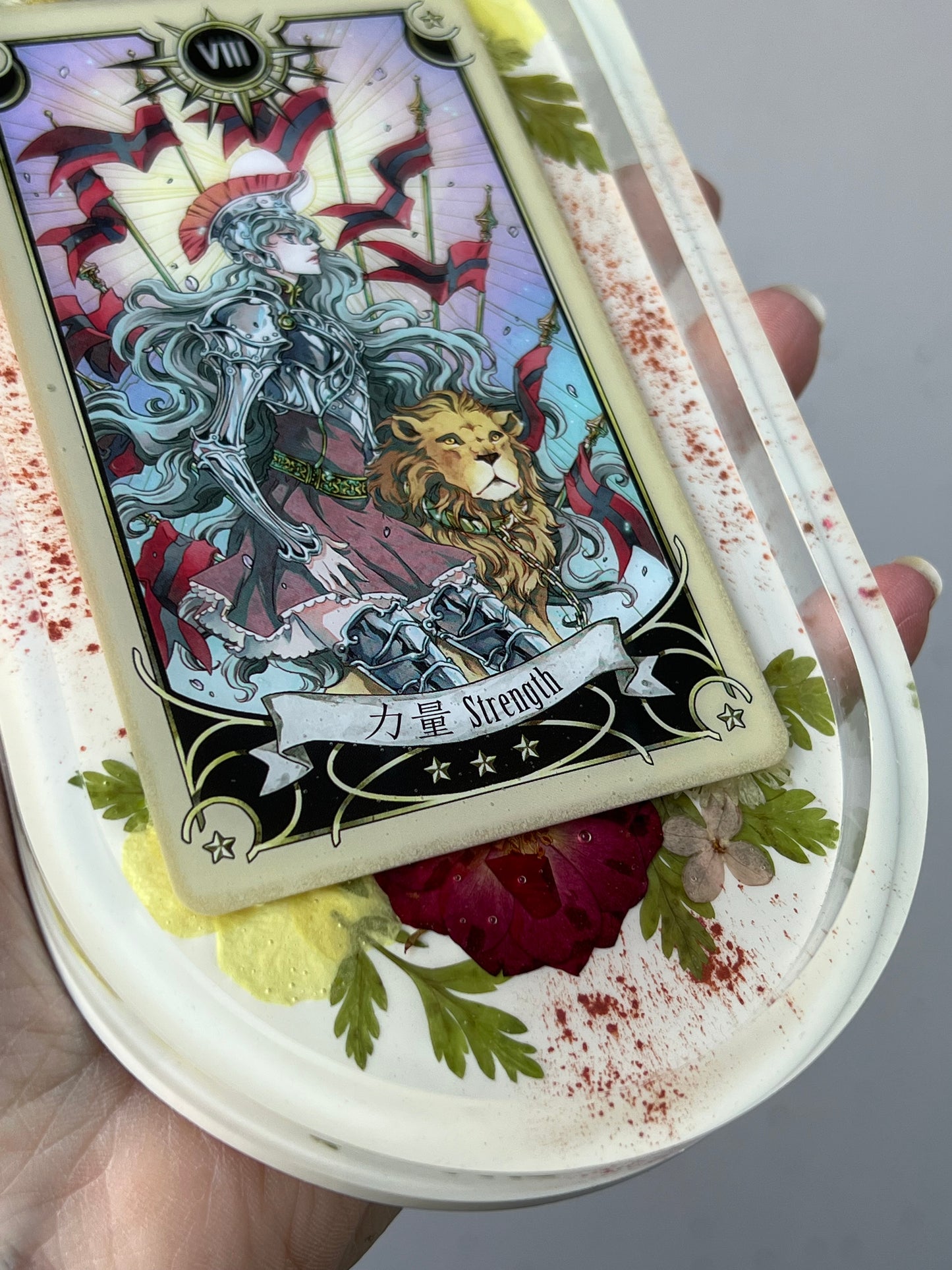Schmuckschale mit Tarotkarte, echten Blumen und Farn
