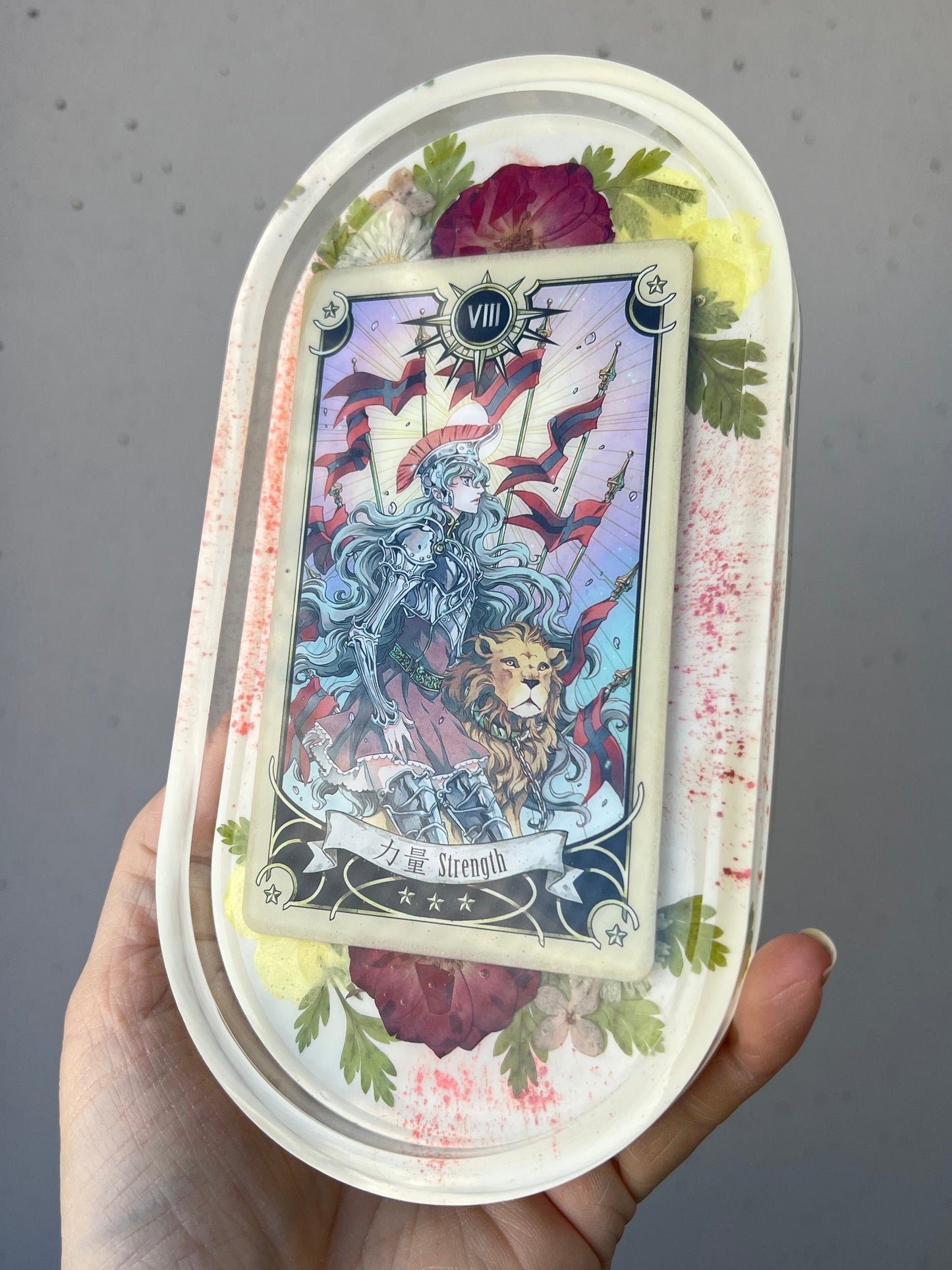 Schmuckschale mit Tarotkarte, echten Blumen und Farn