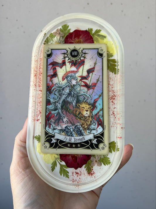 Schmuckschale mit Tarotkarte, echten Blumen und Farn