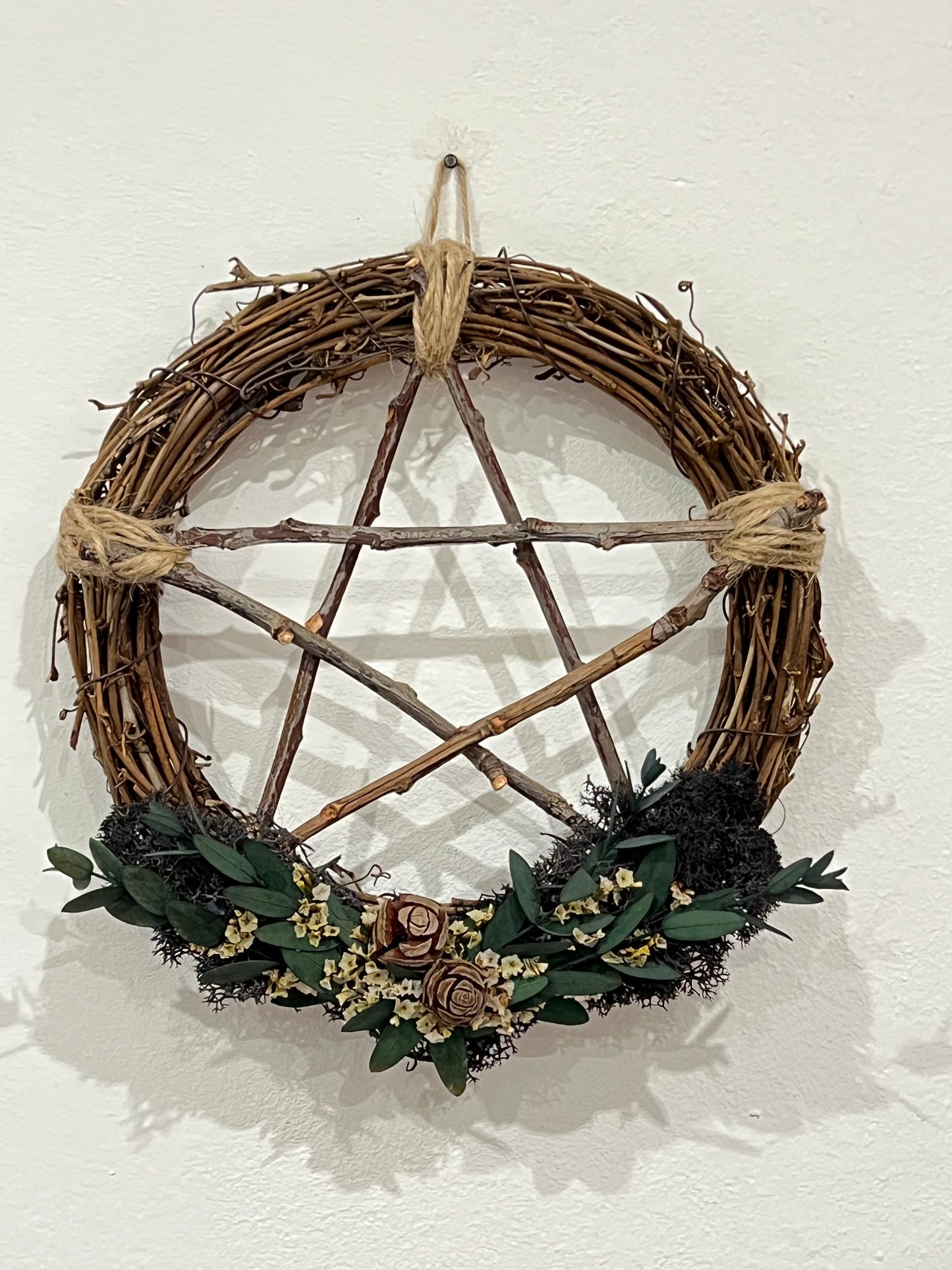 Kranz mit Pentagram und Blumen