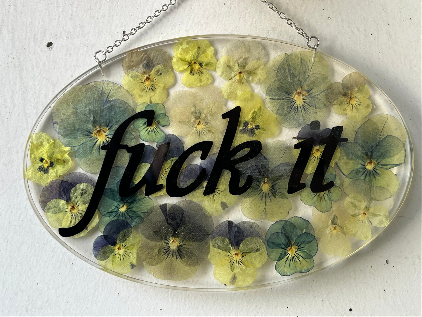 Fuck it Schild mit Viola Blüten